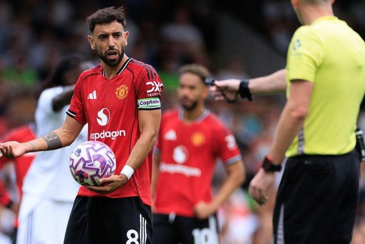 Bruno Fernandes pimpin Manchester United raih kemenangan dramatis 3-2 atas Burnley. (dok. Premier League) - Image