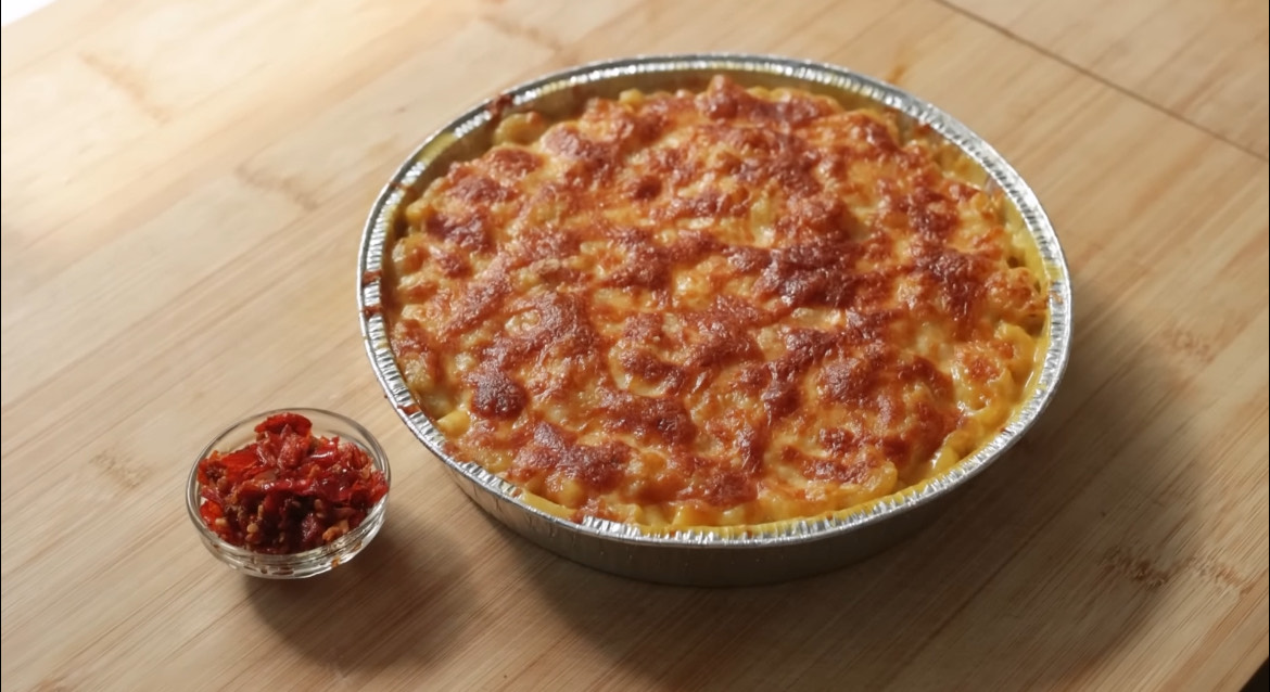 Creamy Garlic Mac & Cheese Ala Chef Devina Hermawan. (YouTube Devina Hermawan) - Image