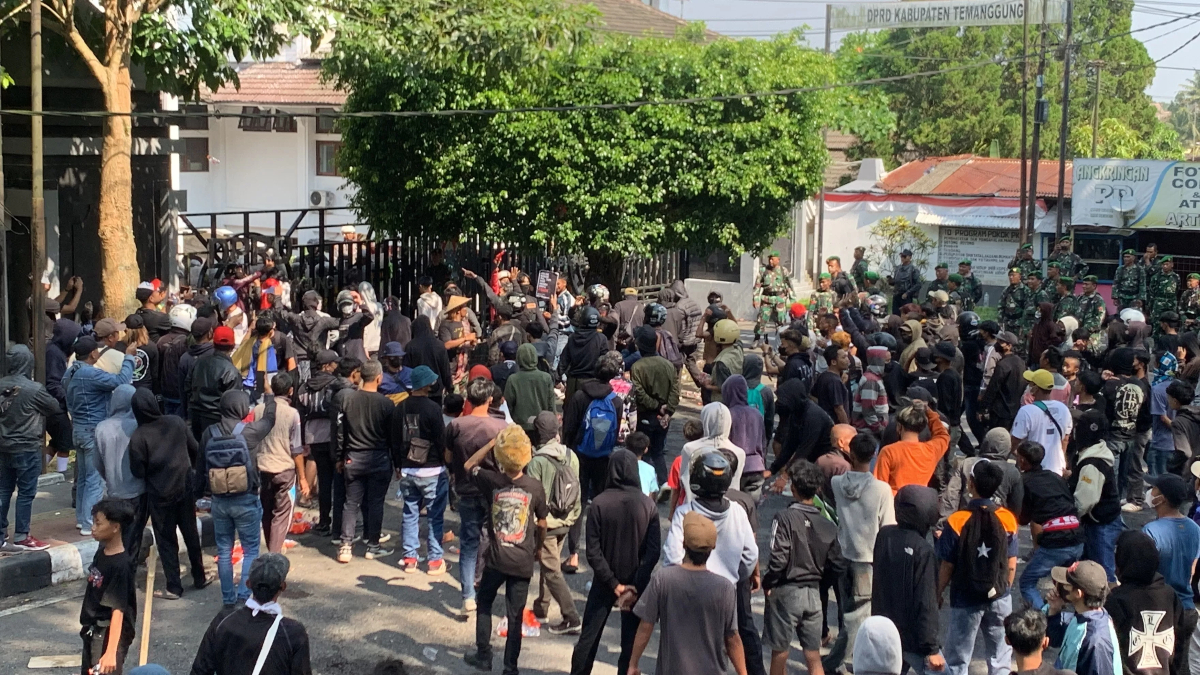 Aksi demontrasi di DPRD Temanggung yang sempat ricuh pada Senin (1/9/2025). (DEVI KHOFIFATUR RIZQI/ JAWA POS RADAR MAGELANG) - Image