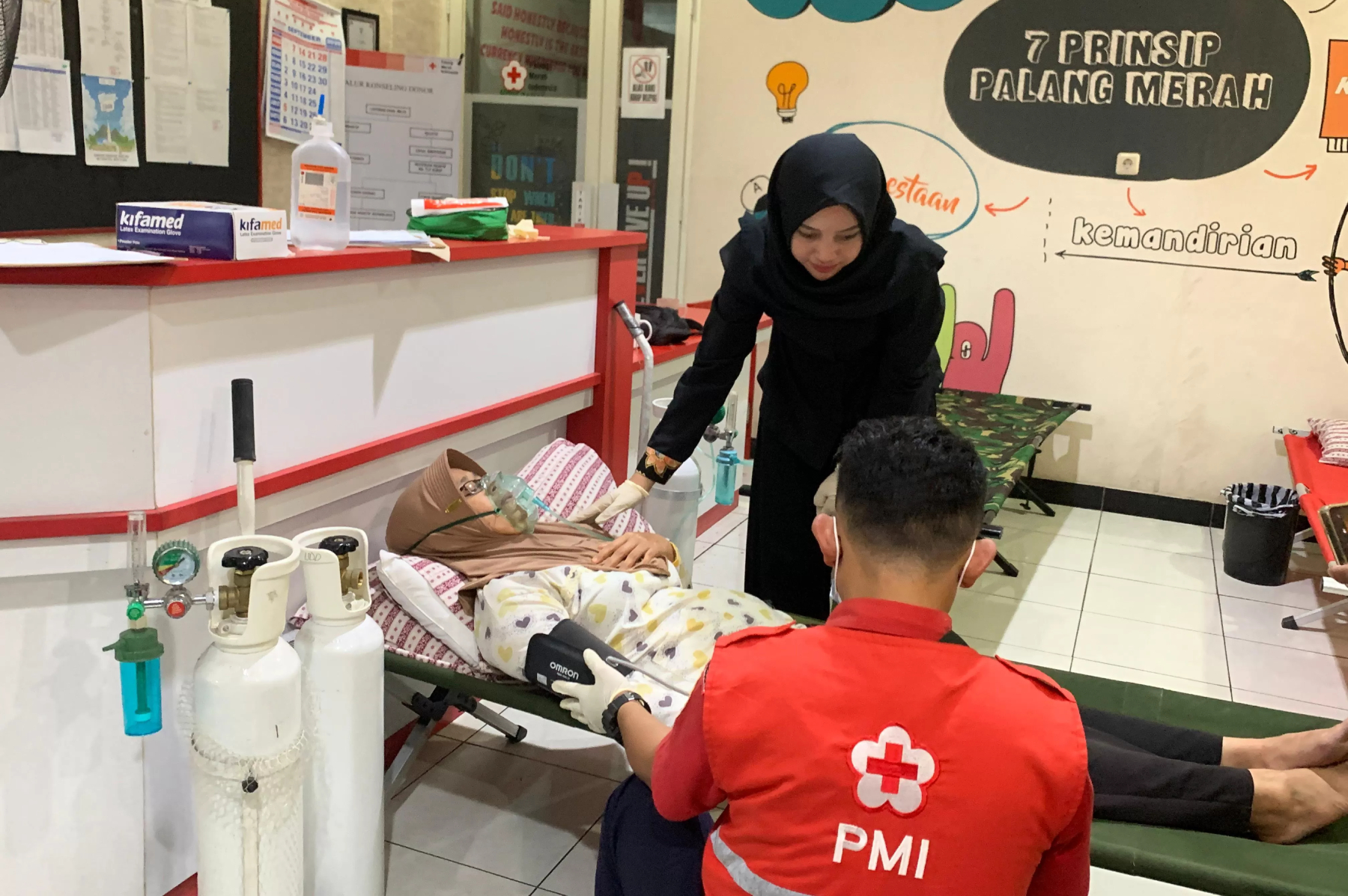 Wabup Temanggung Nadia Muna memeriksa kondisi warga yang terkena efek gas air mata di PMI Temanggung, Senin (1/9/2025). (DEVI KHOFIFATUR RIZQI/JAWA POS RADAR MAGELANG) - Image