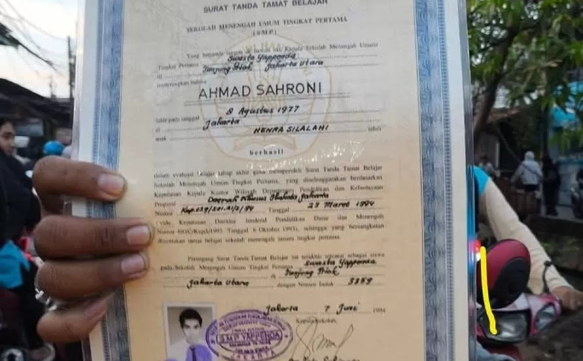 Ijazah Ahmad Sahroni yang dijarah dari rumahnya di Tanjung Priok. Dalam ijazah itu, nama ayahnya adalah Henra Silalahi, orang Batak. (Instagram) - Image