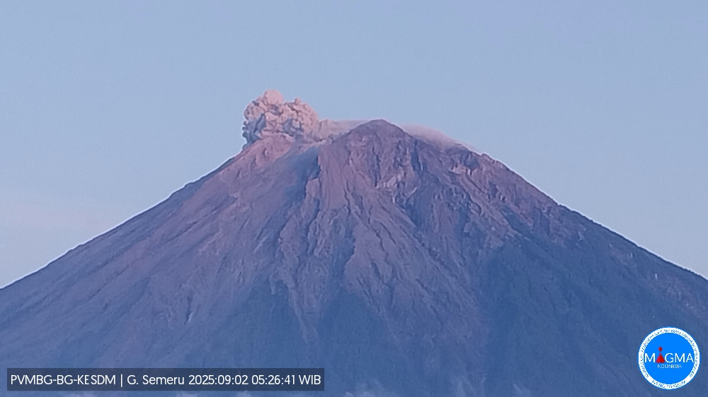 Foto erupsi Gunung Semeru pada Selasa (2/9) pagi (HO-PVMBG) - Image