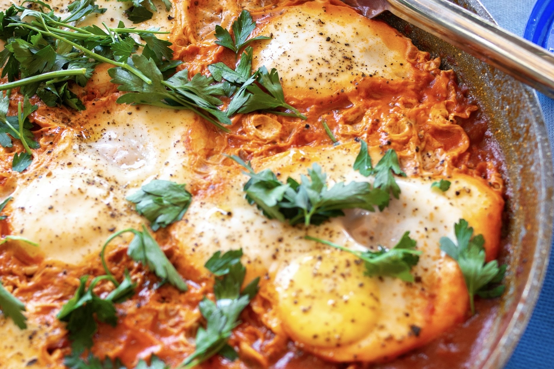 Ilustrasi telur saus kaei ala Machel eks MasterChef. (Sumber: unsplash.com/@yoavaziz) - Image