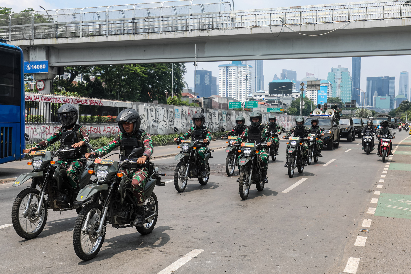 Sejumlah personil TNI melakukan patroli di ruas Jalan Gatot Subroto, Jakarta, Senin (1/9/2025). (Salman Toyibi/Jawa Pos) - Image