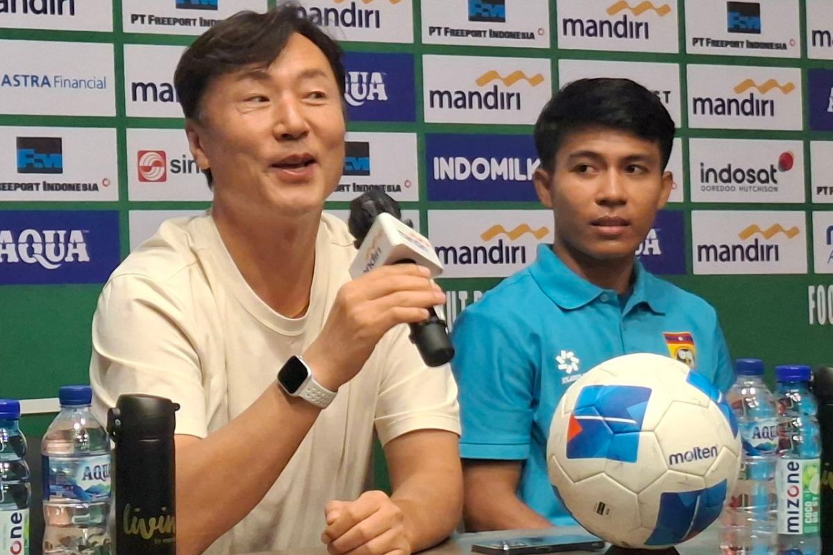 Pelatih Laos Ha Hyeok Jun percaya diri menghadapi Timnas Indonesia. (Moch. Rizky Pratama Putra/JawaPos.com) - Image