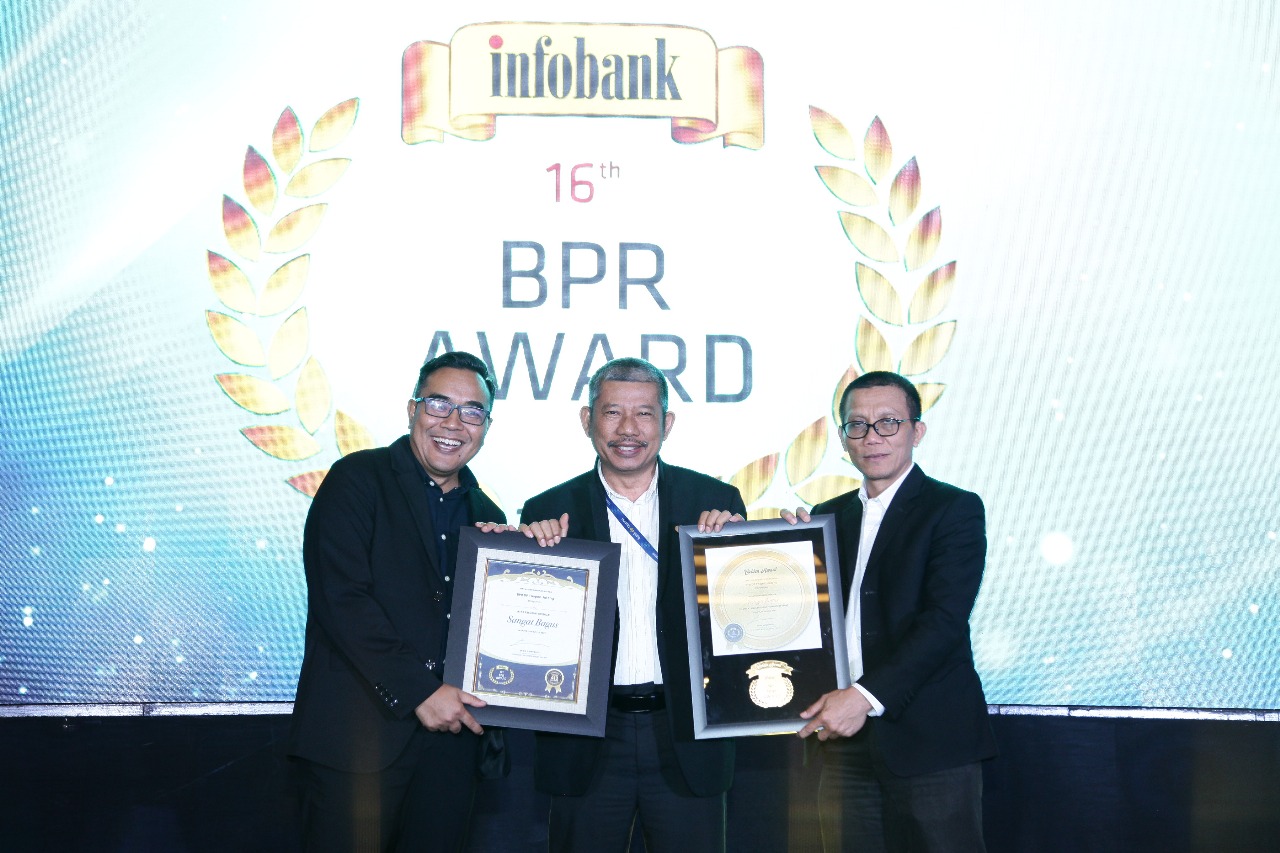 Perwakilan Bank DP Taspen saat menerima penghargaan ajang Infobank Award 2025, dengan meraih dua penghargaan Golden Star Award/(Istimewa). - Image