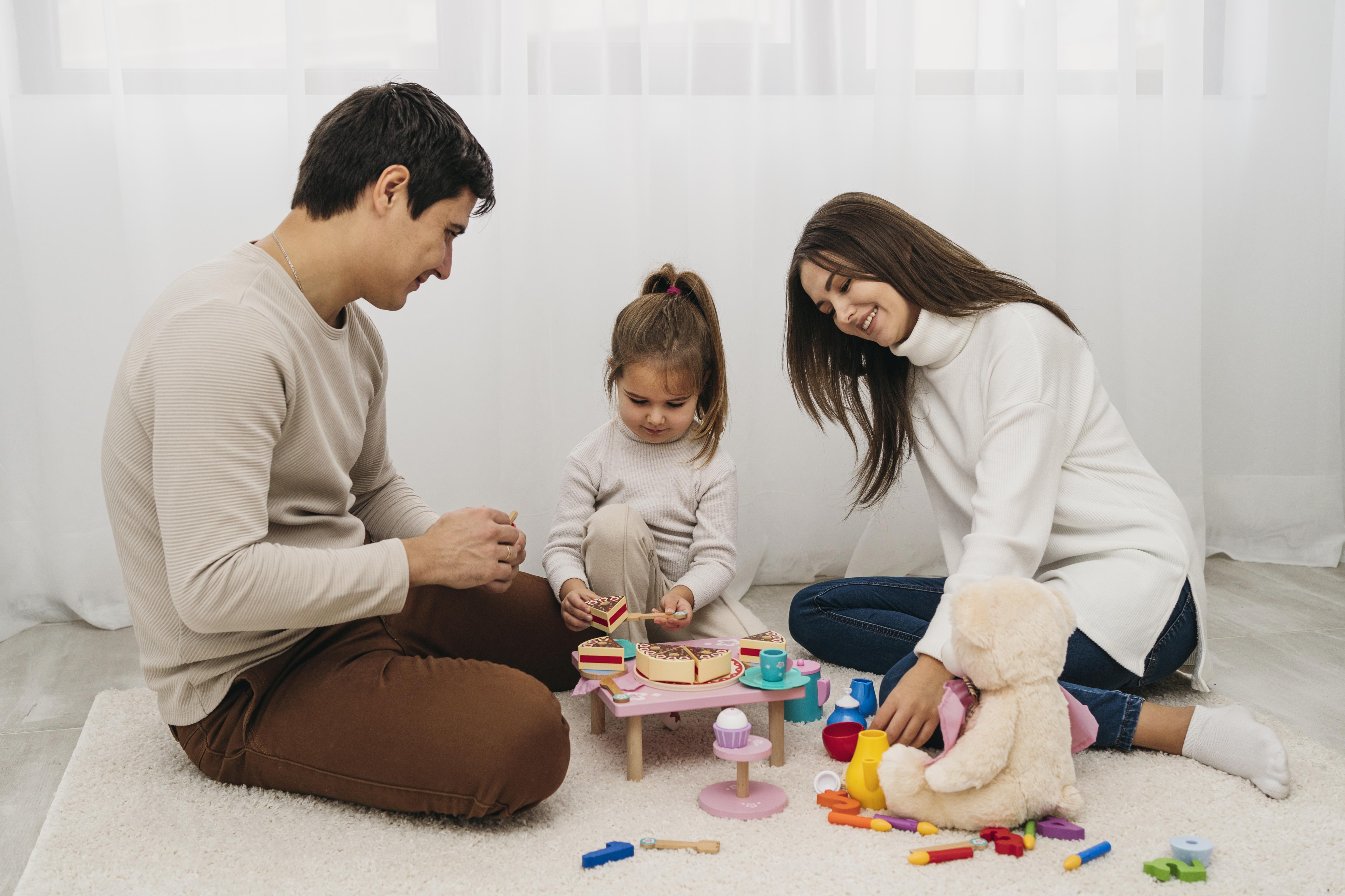 Ilustrasi quality time bersama anak dengan bermain (Freepik) - Image