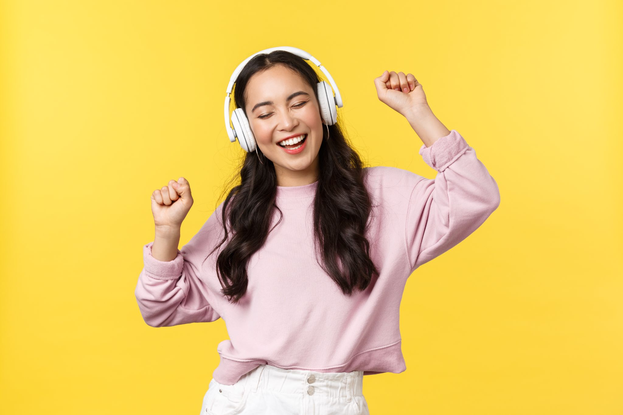Mendengarkan musik terbukti membantu meredakan stres, memperbaiki mood, dan meningkatkan produktivitas harian. (Freepik) - Image