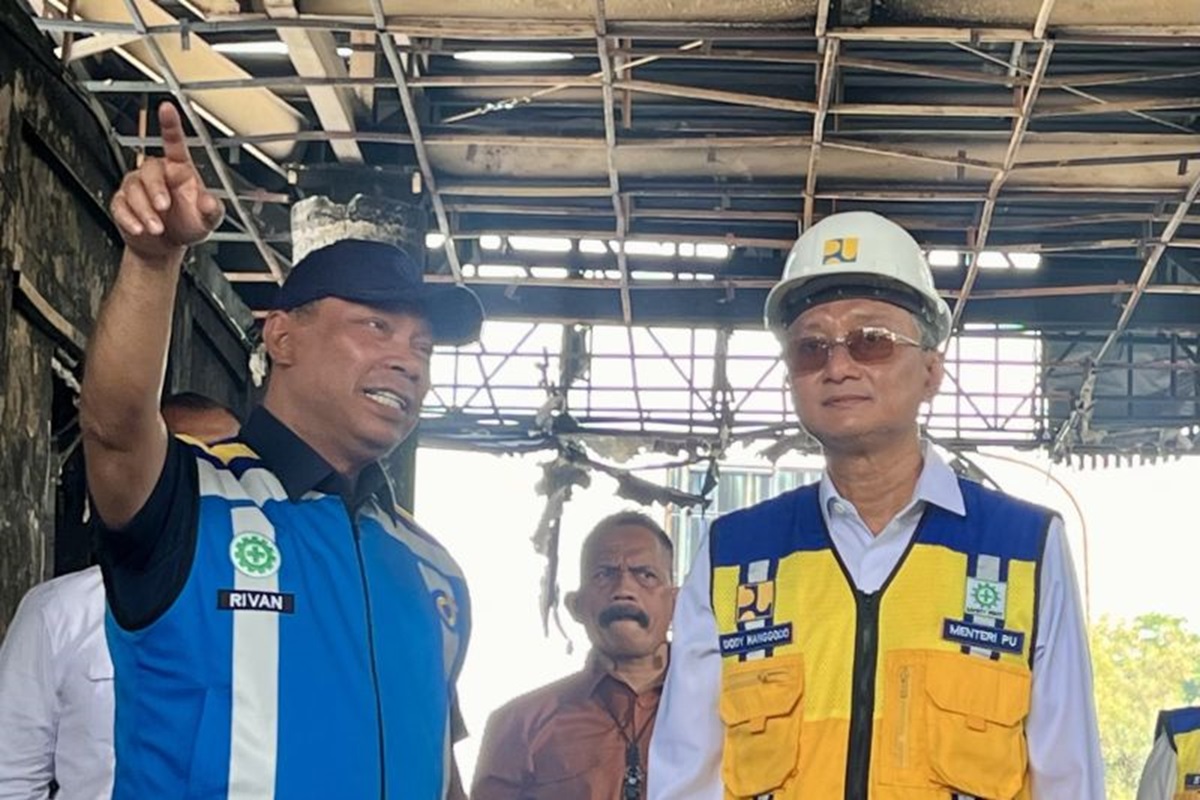 Direktur Utama PT Jasa Marga Rivan Achmad Purwantono ketika meninjau Gerbang Tol Pejompongan di Jakarta, Selasa (2/9). (ANTARA) - Image