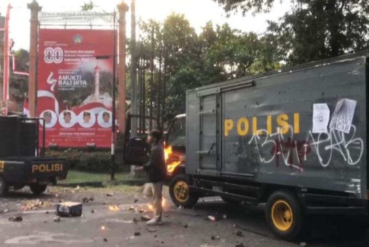 Pengunjuk rasa merusak mobil logistik Polda Bali saat demonstrasi di depan Kantor DPRD Bali Denpasar, Sabtu (30/8). (Rolandus Nampu/Antara) - Image