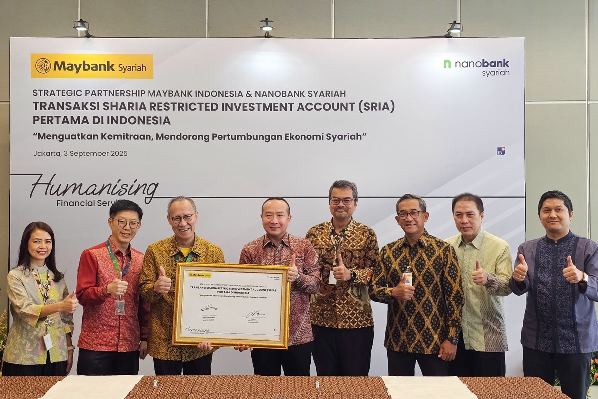 Presiden Direktur Maybank Indonesia Steffano Ridwan (empat dari kiri) dan Direktur Utama Nanobank Syariah Halim (tiga dari kiri). (Agas Putra Hartanto/Jawa Pos) - Image