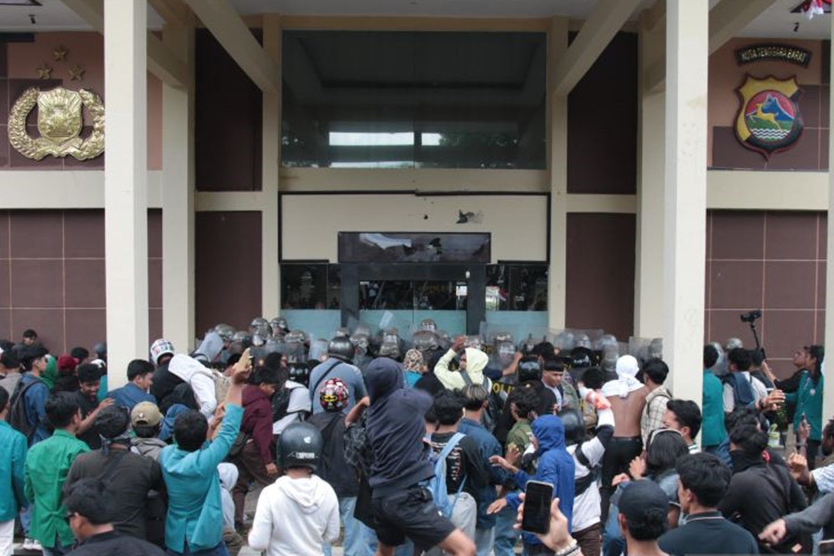 Sebanyak enam pengunjuk rasa yang menggelar aksi di Markas Kepolisian Daerah Nusa Tenggara Barat pada Sabtu (30/8) diamankan. (ANTARA) - Image