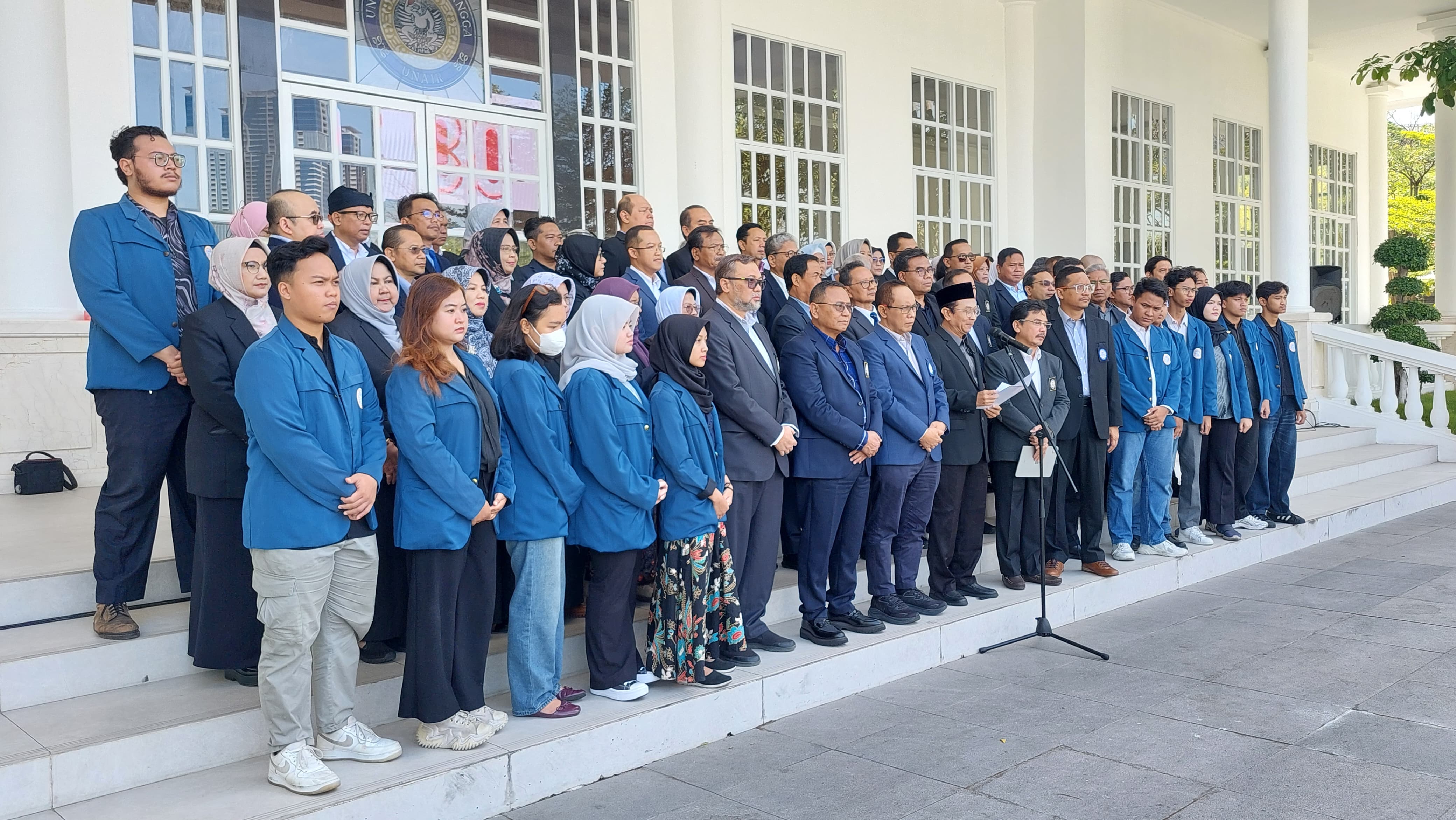Universitas Airlangga memberikan pernyataan sikap terkait kondisi Indonesia sepekan terakhir. (Novia Herawati/ JawaPos.com) - Image