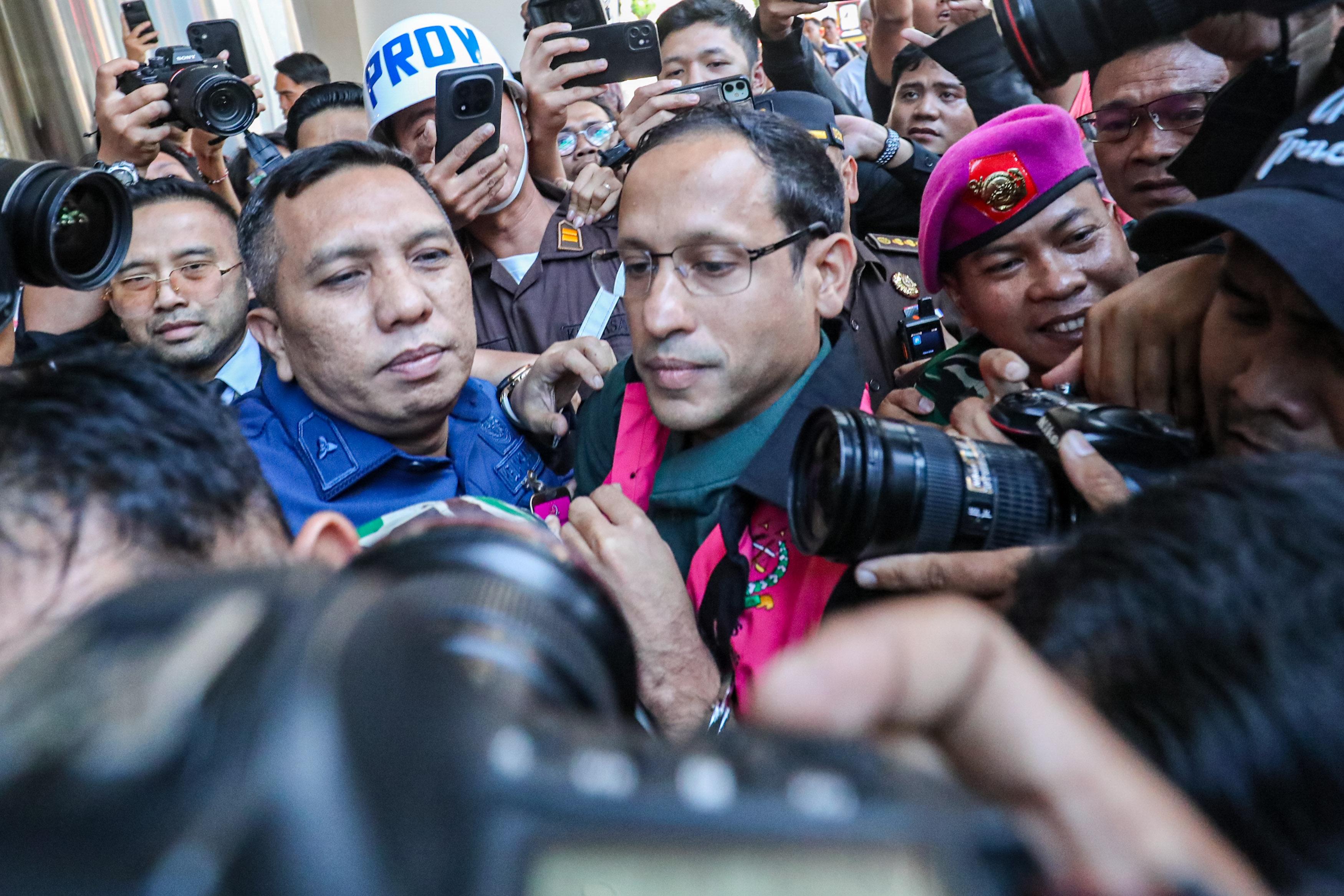 Eks Mendikbudristek Nadiem Makarim mengenakan pakaian tahanan usai ditetapkan sebagai tersangka dugaan korupsi pengadaan laptop Chromebook oleh Kejaksaan Agung, Kamis (4/9). (Salman Toyibi/Jawa Pos) - Image