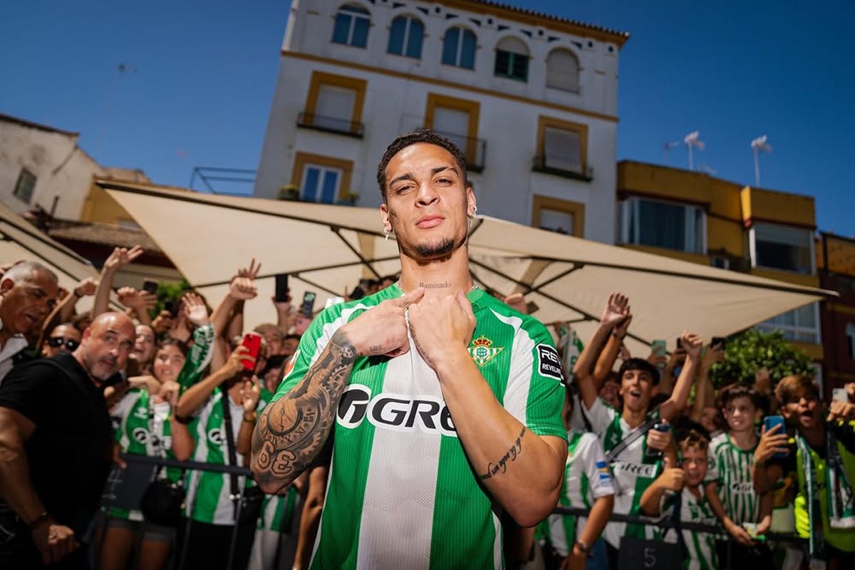 Antony saat diperkenalkan Real Betis. (IG: @realbetisbalompie) - Image