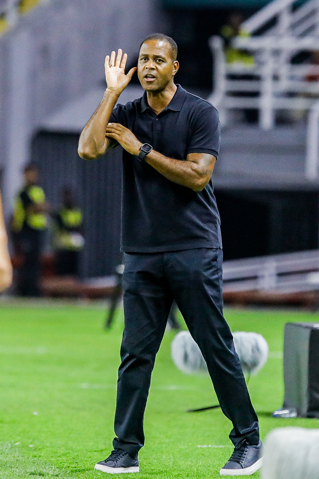Pelatih Timnas Indonesia Patrick Kluivert memberikan arahan kepada pemain saat menghadapi Chinase Taipei dalam International Friendly Match di Stadion Gelora Bung Tomo, Surabaya (5/9). Skuad Garuda berhasil mengalahkan tamunya dengan skor (6-0) RIANA SE - Image