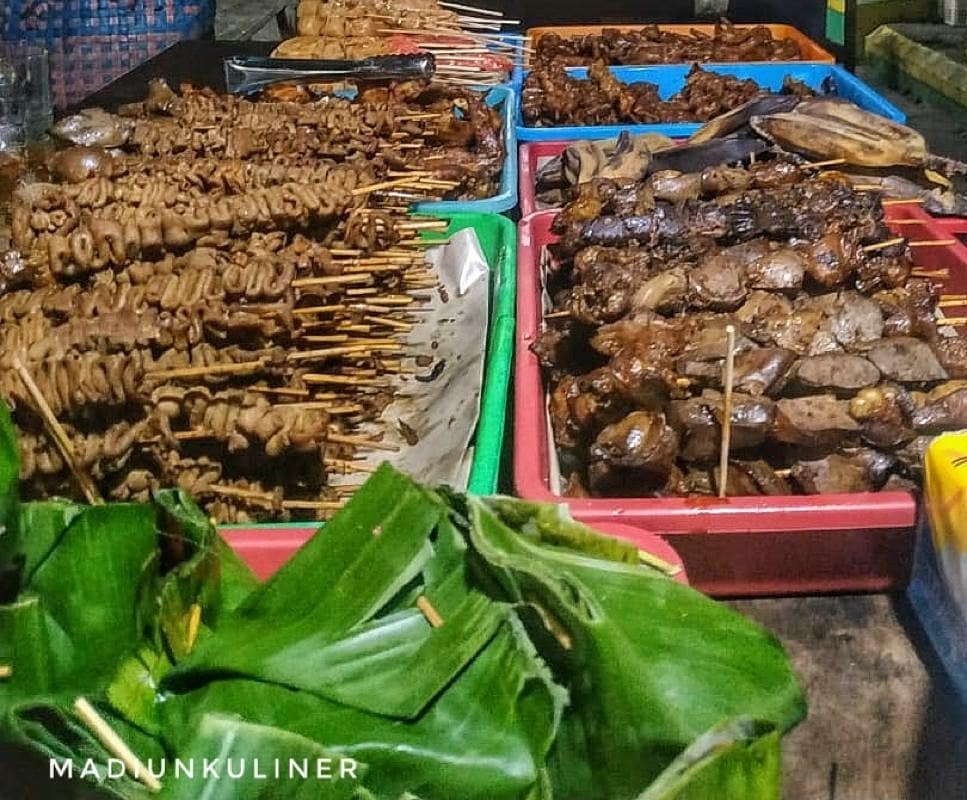 Angkringan Katno adalah angkringan di Madiun yang legendaris. (Instagram/@madiunkuliner) - Image