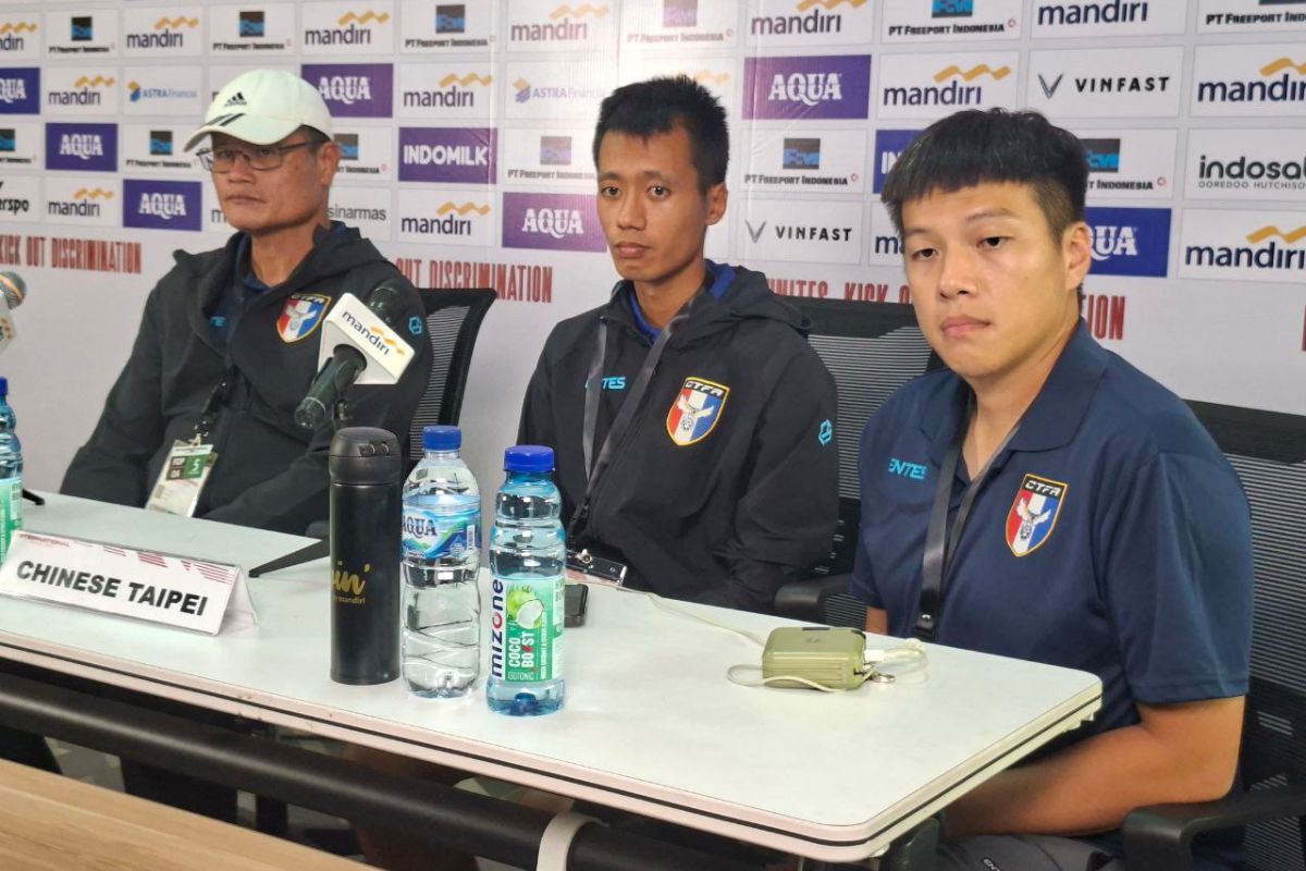 Meng Cheng Tsai kagum atmosfer Gelora Bung Tomo meski Taiwan digasak 6-0 oleh Timnas Indonesia. (Moch. Rizky Pratama Putra/JawaPos.com) - Image