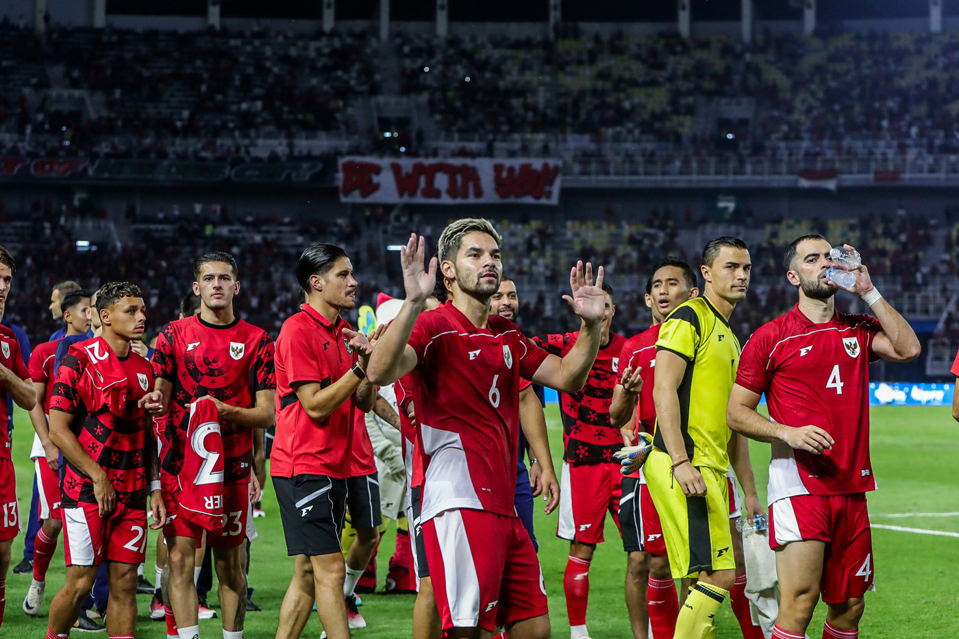 Sejumlah Pemain Timnas Indonesia usai mengalahkan Taiwan dalam International Friendly Match di Stadion Gelora Bung Tomo, Surabaya, kemarin (5/9). (Riana Setiawan/ Jawa Pos) - Image