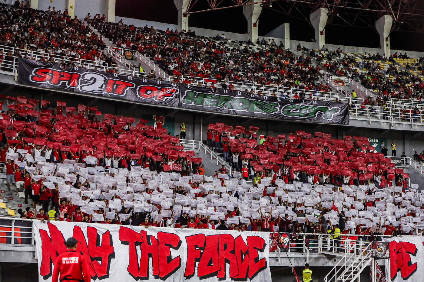 Suporter Timnas Indonesia saat  menghadapi Chinase Taipei dalam International Friendly Match di Stadion Gelora Bung Tomo, Surabaya, kemarin (5/9). (Riana Setiawan/ Jawa Pos)