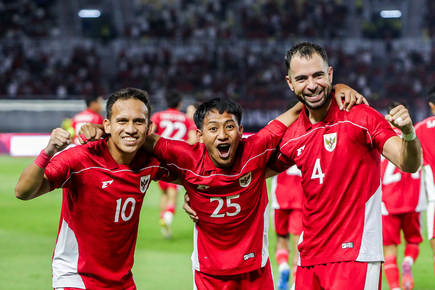 Sejumlah Pemain Timnas Indonesia melakukan selebrasi usai menjebol gawang Chinase Taipei dalam International Friendly Match di Stadion Gelora Bung Tomo, Surabaya, kemarin (5/9). (Riana Setiawan/ Jawa Pos)