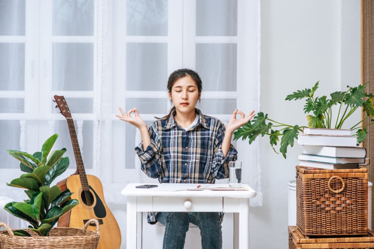 7 kebiasaan yang membantu introvert mengisi ulang energi lebih cepat. (Freepik) - Image