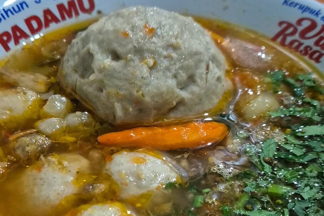 Bakso Bang Delar, salah satu bakso Madiun dengan kuah pedas. (Instagram/@lilielaperterus) - Image
