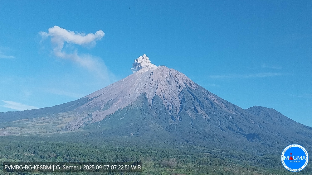 Foto erupsi Gunung Semeru pada Minggu (7/9) pagi (HO-PVMBG) - Image