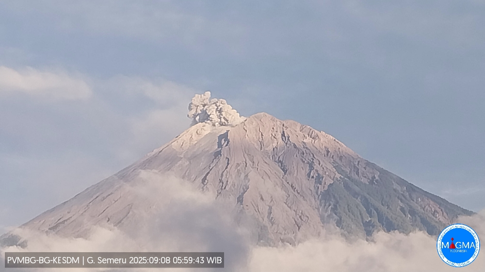 Foto erupsi Gunung Semeru pada Senin (8/9) pagi (HO-PVMBG) - Image