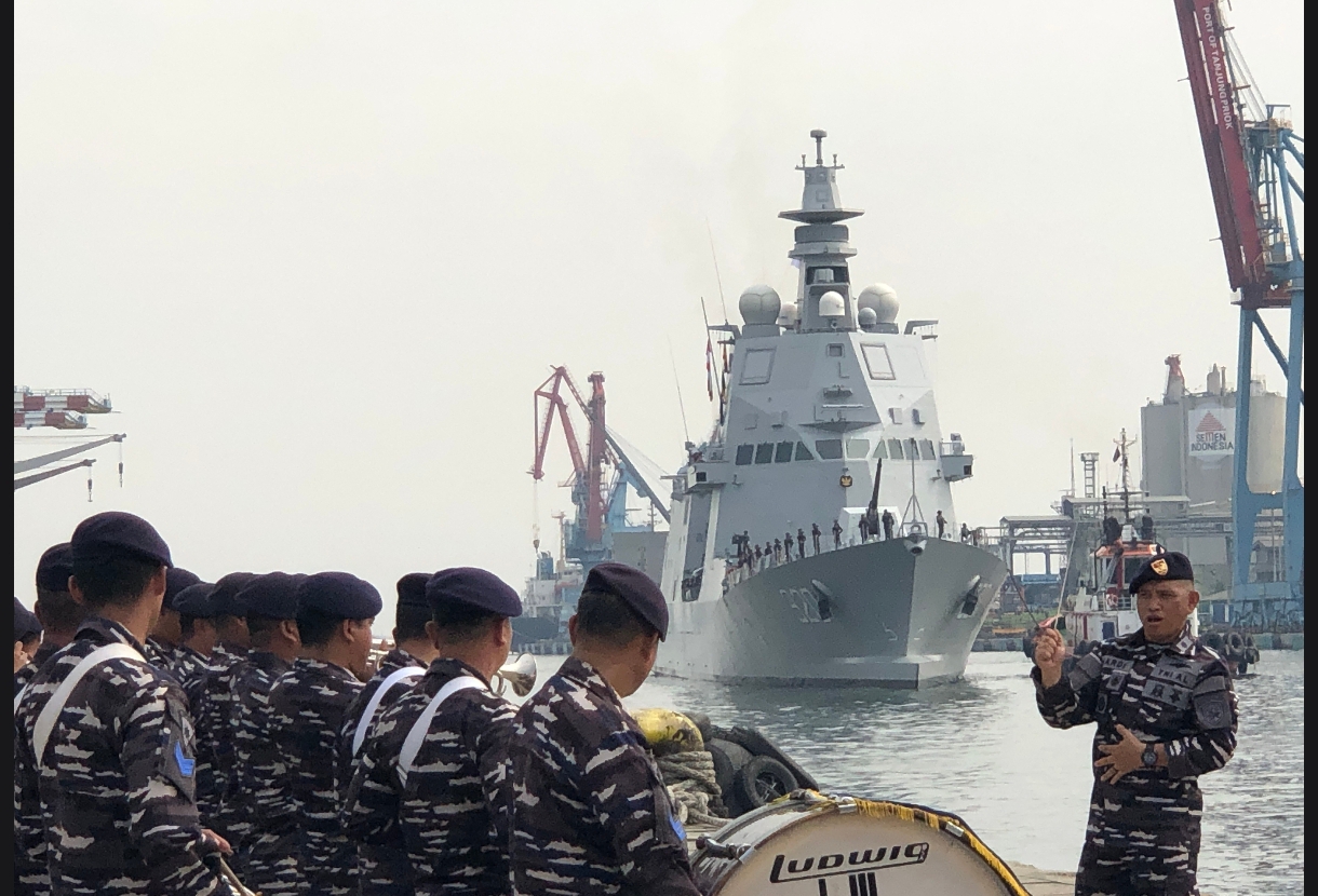KRI Brawijaya-320 tiba di Dermaga 107, Pelabuhan Tanjung Priok, Jakut, pada Senin (8/9). Kapal perang itu menjadi salah satu dari 2 kapal perang baru yang dibeli dari Italia. (Syahrul Yunizar/JawaPos. - Image