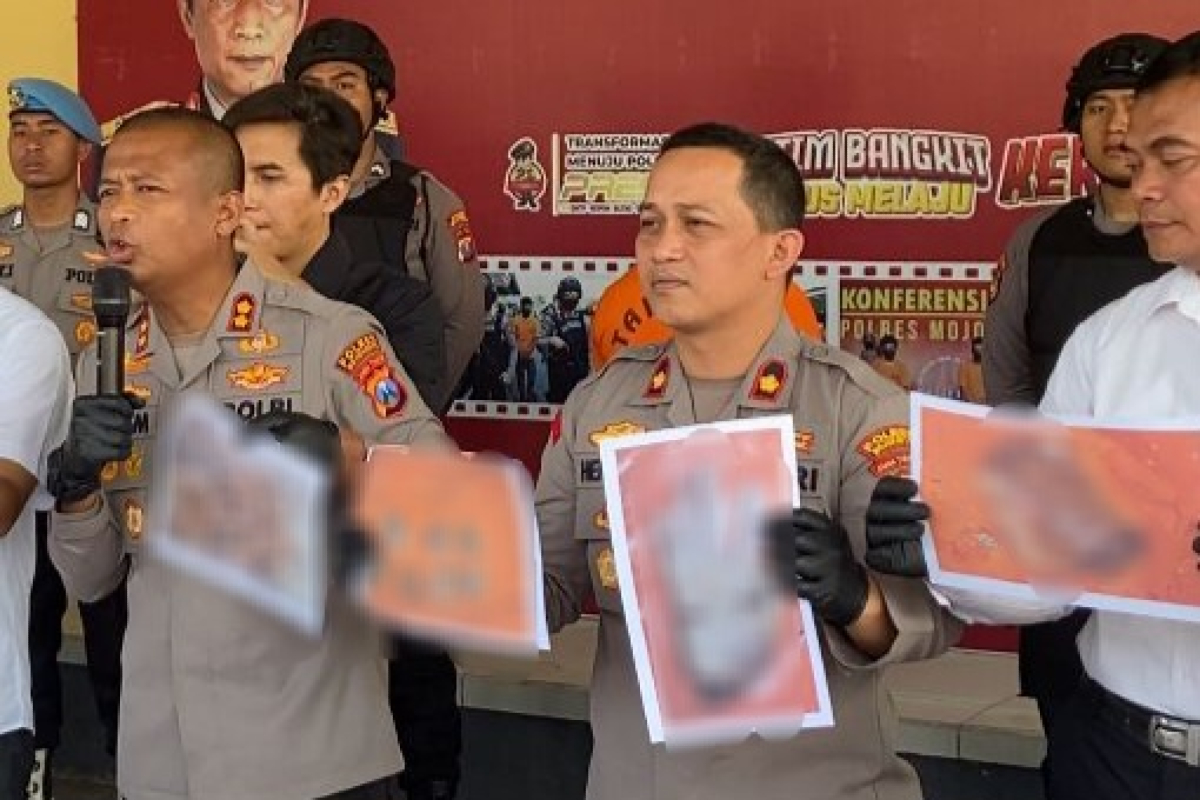 Polres Mojokerto menunjukkan foto potongan tubuh korban yang ditemukan di Jalur Pacet - Cangar, Mojokerto, Senin (8/9). (Najibah for JawaPos.com) - Image