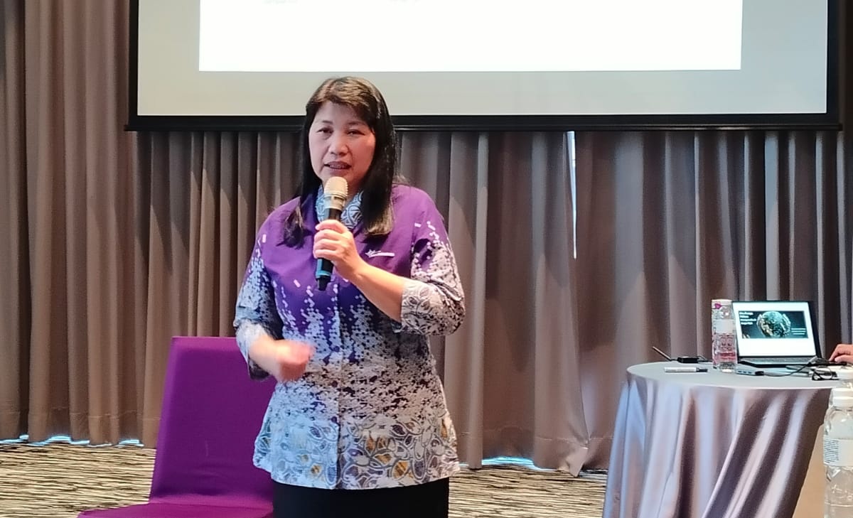 Rektor BINUS, Dr. Nelly, S.Kom., M.M., CSCA, saat memberikan penjelasan terkait AI di Taiwan dalam acara BINUS Media Partnership Program. (Edy Pramana/JawaPos.com) - Image