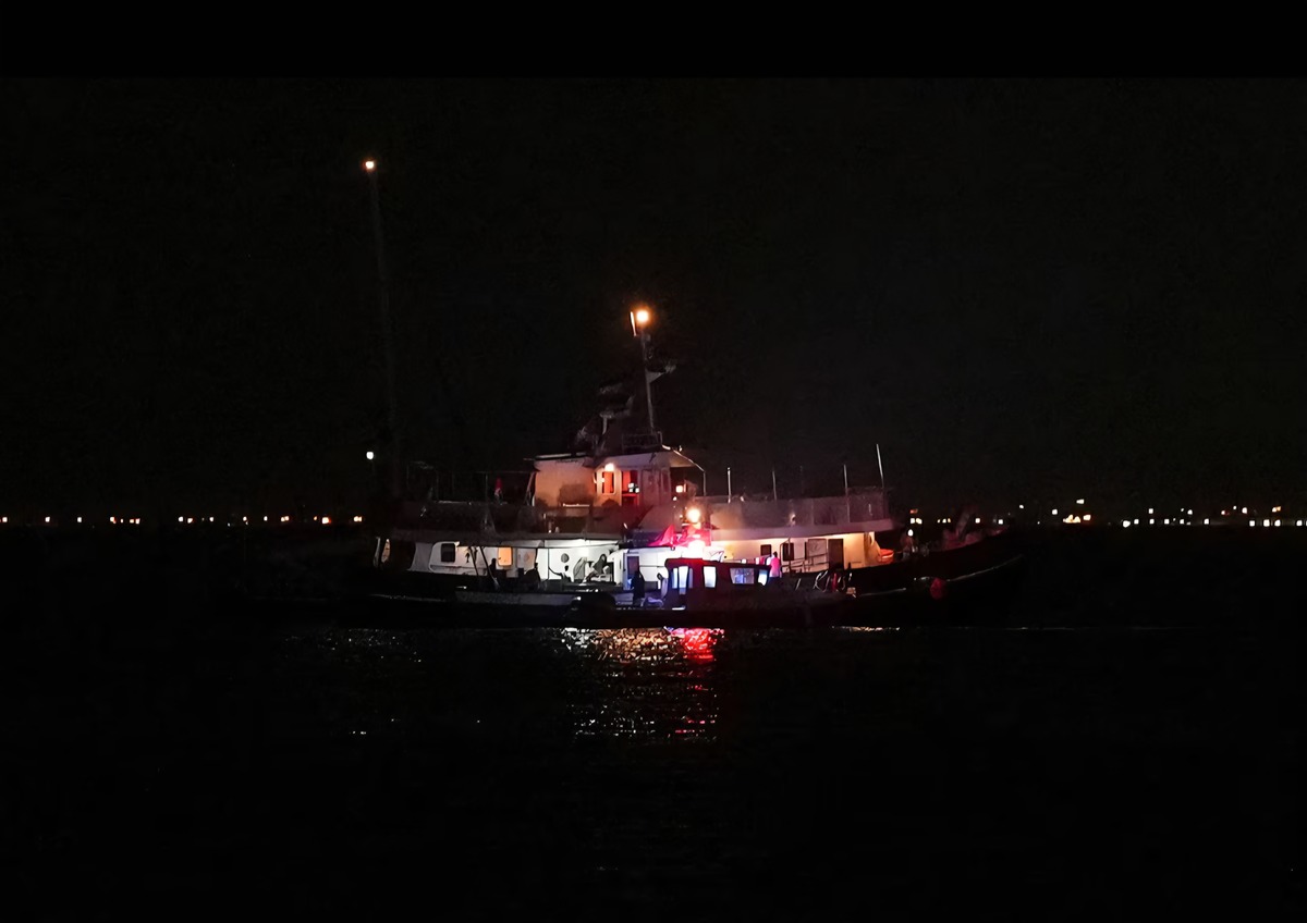 Sebuah kapal armada Sumud Global mengapung di perairan saat kapal Garda Nasional Maritim Tunisia melakukan inspeksi di Sidi Bou Said, Tunisia, 9 September 2025. (REUTERS/Jihed Abidellaoui). - Image