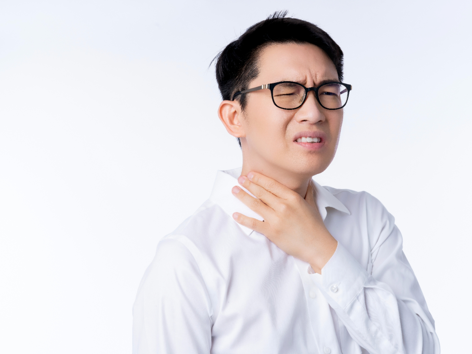 Pria yang sedang merasakan sakit tenggorokan (Dok. Freepik) - Image