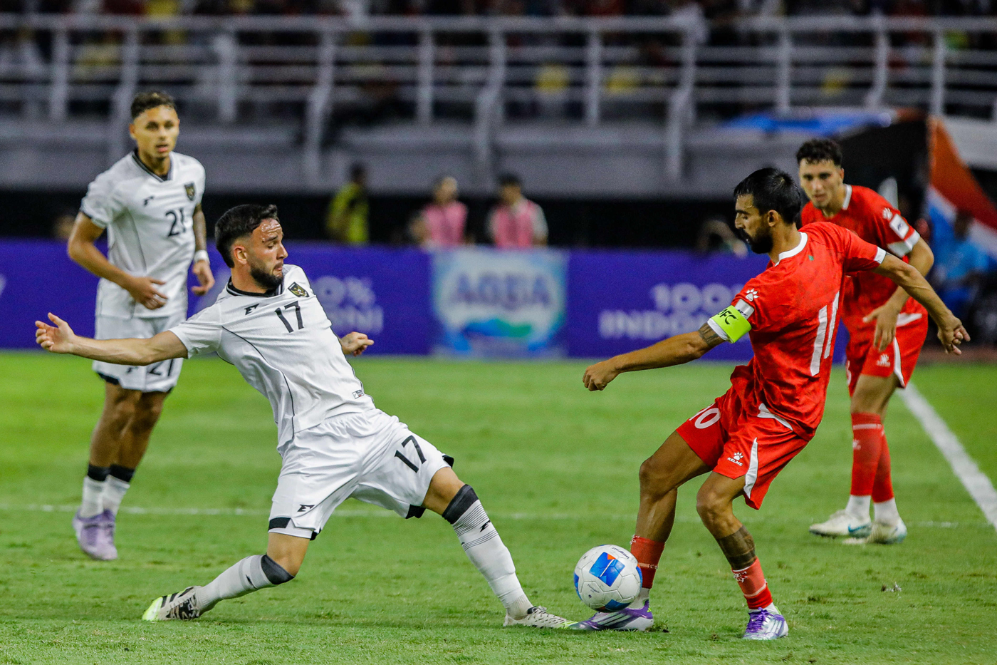 Pemain Timnas Calvin Verdonk berebut bola dengan pemain Lebanon dalam International Friendly Match di Stadion Gelora Bung Tomo, Surabaya, kemarin (8/9).(Riana Setiawan/ Jawa Pos) - Image