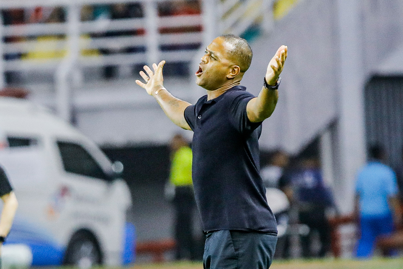 Pelatih Timnas Patrick Kluivert memberikan instruksi saat menghadapi Lebanon dalam International Friendly Match di Stadion Gelora Bung Tomo, Surabaya, (8/9). T(Riana Setiawan/ Jawa Pos) - Image