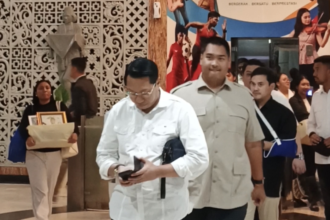 Dito Ariotedjo membawa berpamitan dengan rekan kerja di Kemenpora sekaligus membawa pulang barang-barang pribadinya usai dicopot sebagai Menpora. (Dimas Ramadhan/ JawaPos.com) - Image