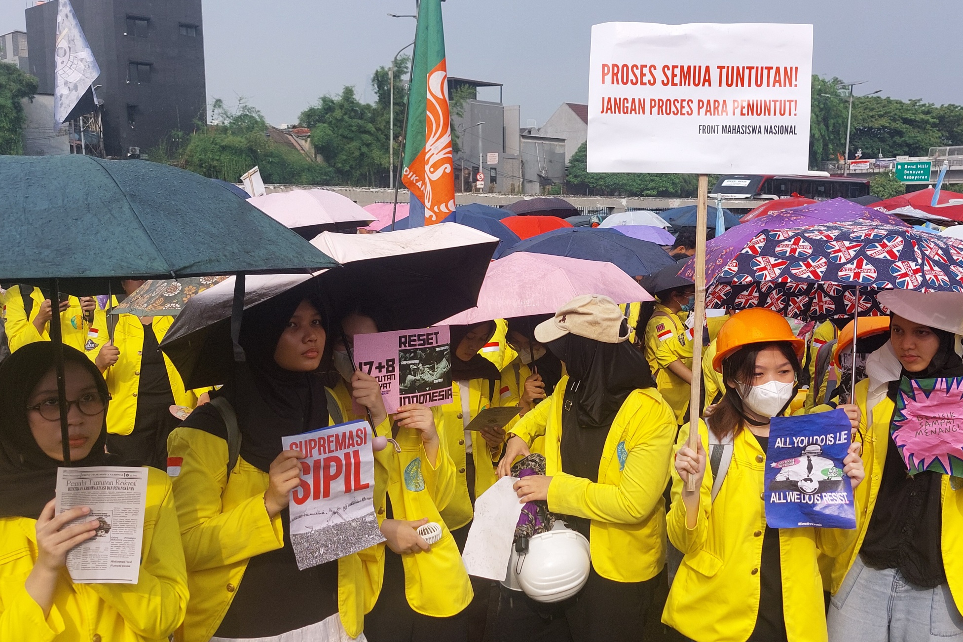 Gelar Demo di depan DPR RI, BEM UI: Momen Pertemuan dengan Mahasiswa Tak Bikin Kritik Mereda - Image