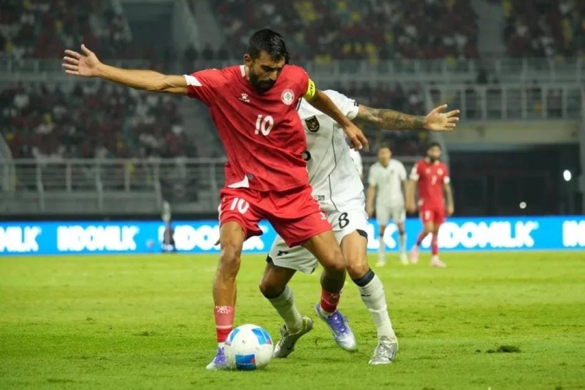 Kapten Timnas Lebanon Mohamad Haidar minta maaf atas strategi keras timnya usai laga imbang lawan Timnas Indonesia di Surabaya. (@thelfadotcom/Antara) - Image