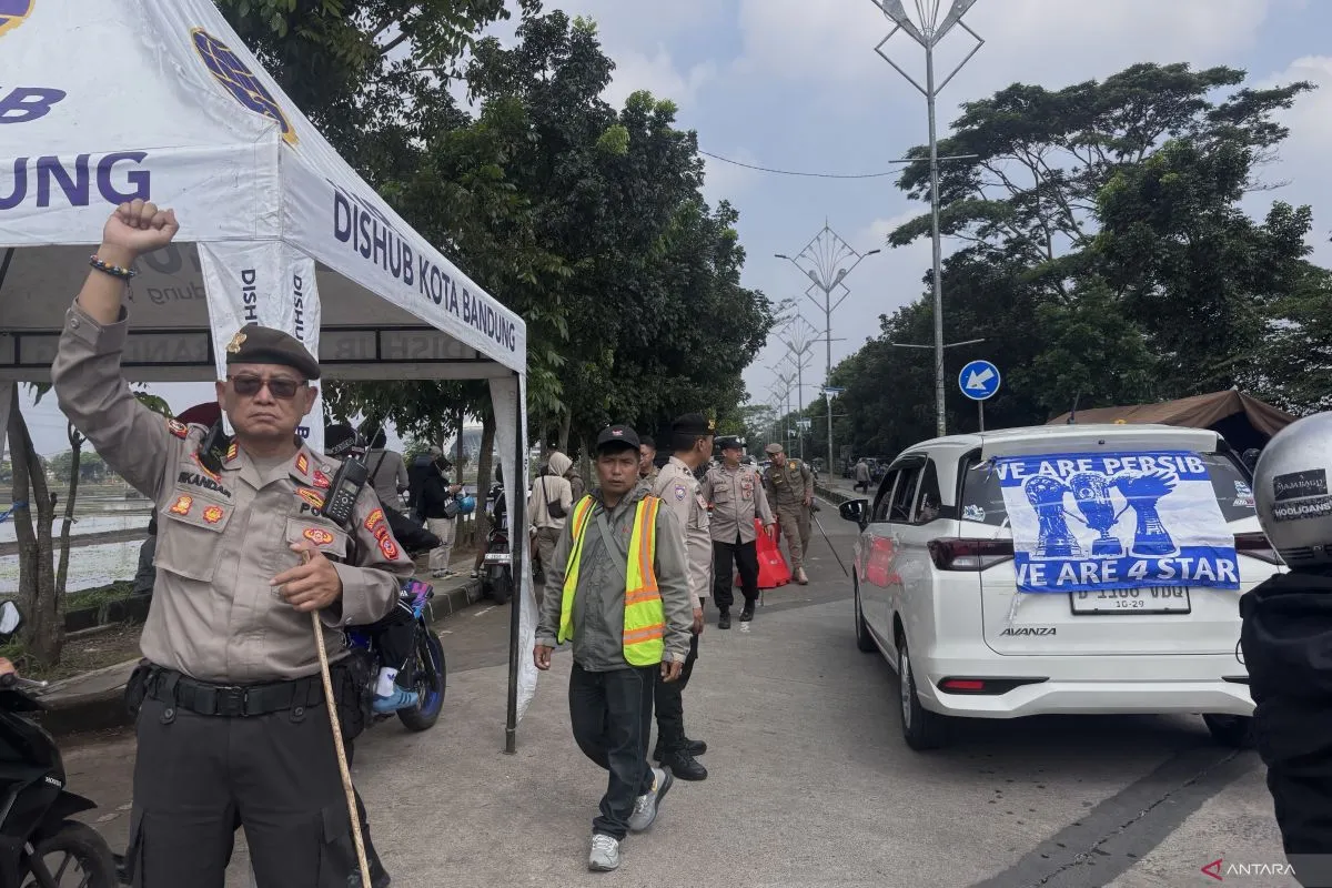 Arsip- Petugas kepolisian saat melakukan pengecekan tiket terhadap para suporter Persib Bandung di kawasan Stadion Gelora Bandung Lautan Api (GBLA), Kota Bandung, Jawa Barat. ANTARA/Rubby Jovan. - Image