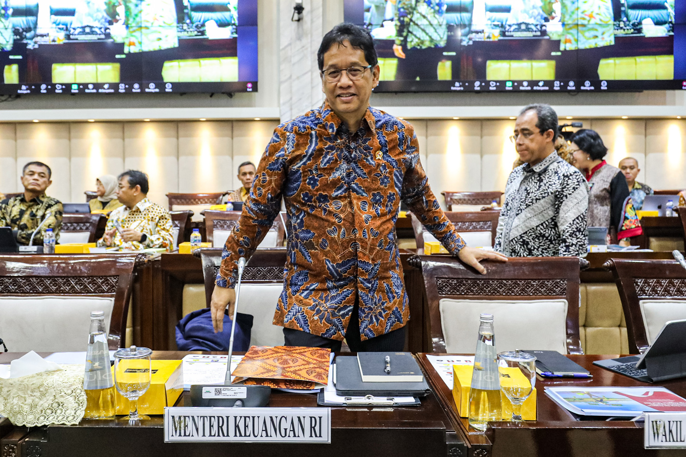 Menteri Keuangan Purbaya Yudhi Sadewa bersiap mengikuti rapat kerja dengan Komisi XI DPR di Kompleks Parlemen, Senayan, Jakarta, Rabu (10/9/2025). (Salman Toyibi/Jawa Pos) - Image