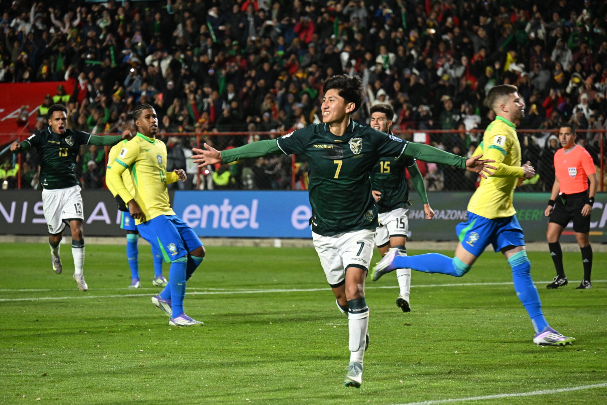Pemain Bolivia Terceros setelah mencetak gol ke gawang Brasil. (Conmebol) - Image