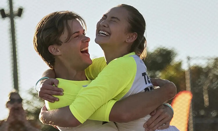 Karakter Conrad dan Belly dalam The Summer I Turned Pretty. (IMDb) - Image