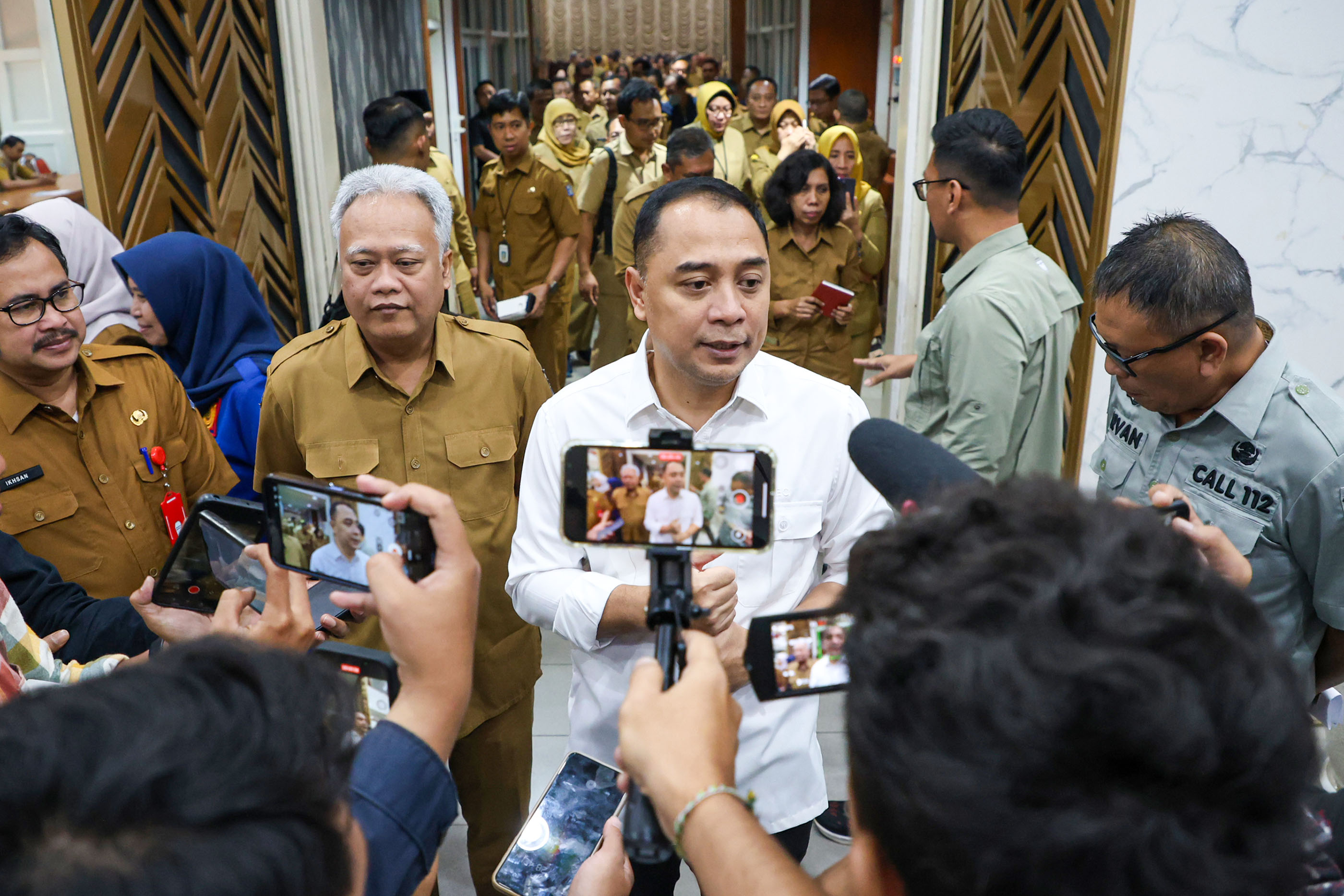 Wali Kota Surabaya Eri Cahyadi mengaku menerima 15 laporan pungli dari warga. (Humas Pemkot Surabaya) - Image