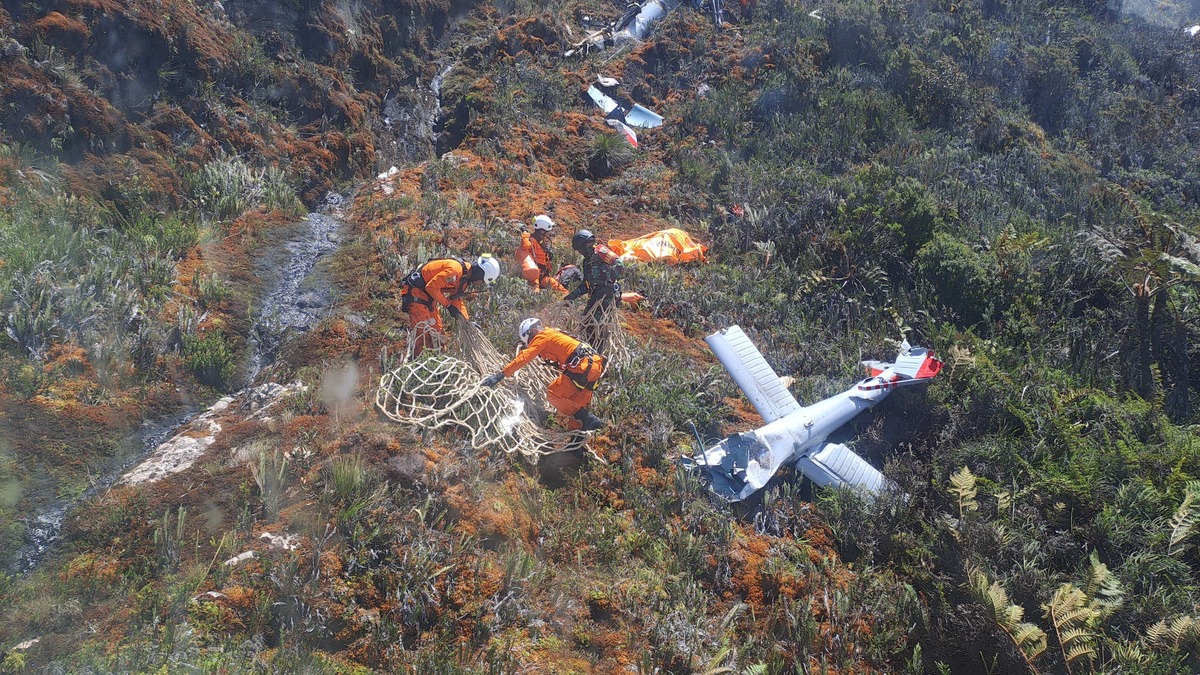 Tim SAR Gabungan mengevakuasi 4 jenazah korban meninggal pasca insiden jatuhnya helikopter PK-IWS di Papua Tengah. (Basarnas) - Image