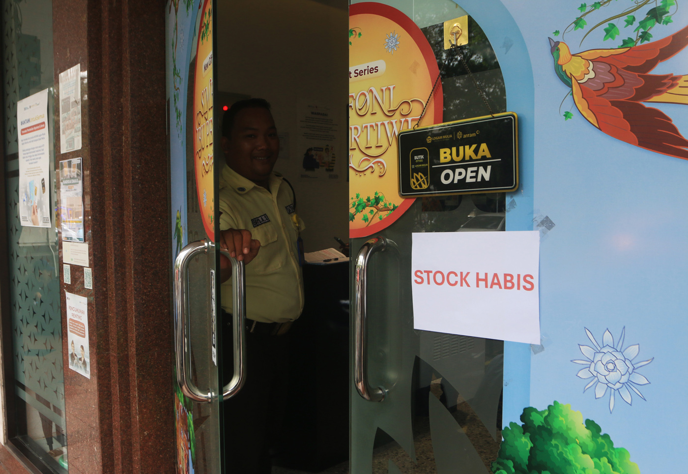 Petugas Butik Emas Logan Mulia Antam menunjukkan replika logam mulia keluaran PT ANTAM di butik emas