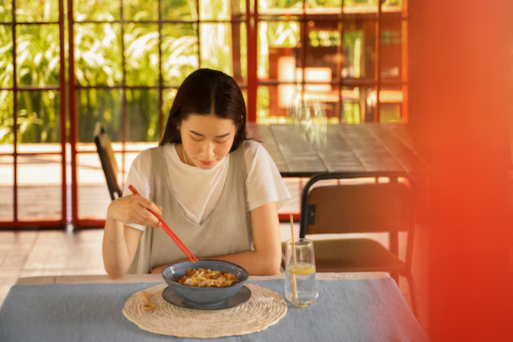 seseorang yang menghabiskan waktu istirahat makan siang sendirian (Freepik/freepik) - Image