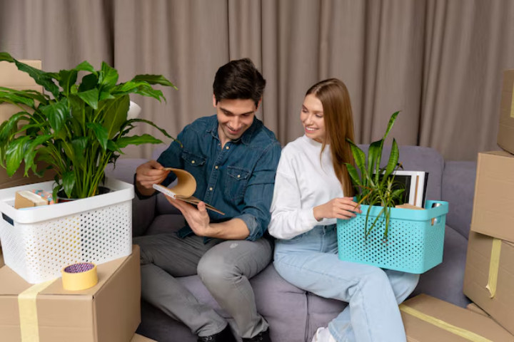 Ilustrasi seseorang yang menata ulang furniture saat stres (Dok. Freepik) - Image