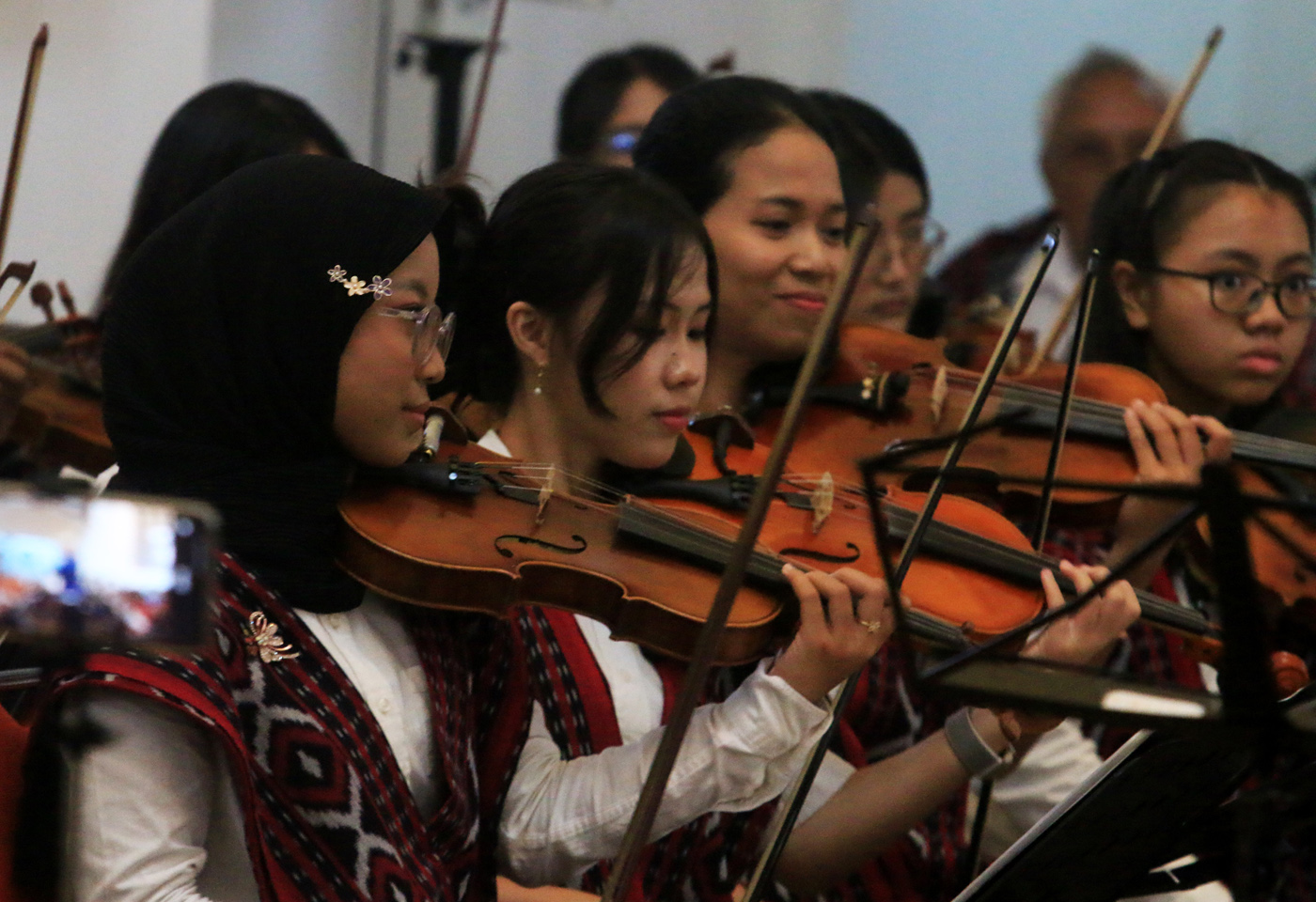 Denting biola berpadu dengan ketukan perkusi mengalun syahdu dari di dalam Gereja Blenduk, ikon Kota