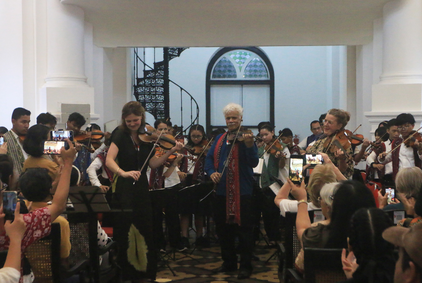 Denting biola berpadu dengan ketukan perkusi mengalun syahdu dari di dalam Gereja Blenduk, ikon Kota